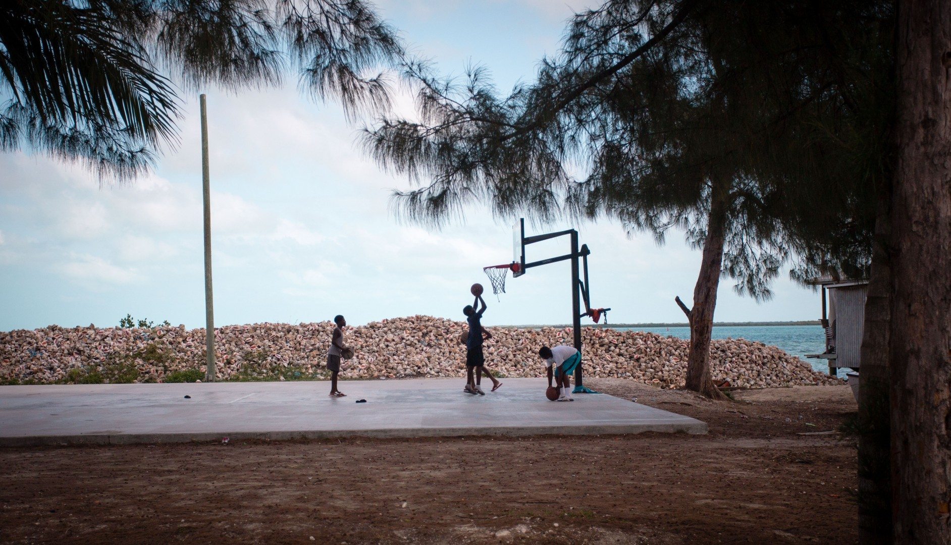 Bahamians enjoying their afternoon on the beach | TravelBreak
