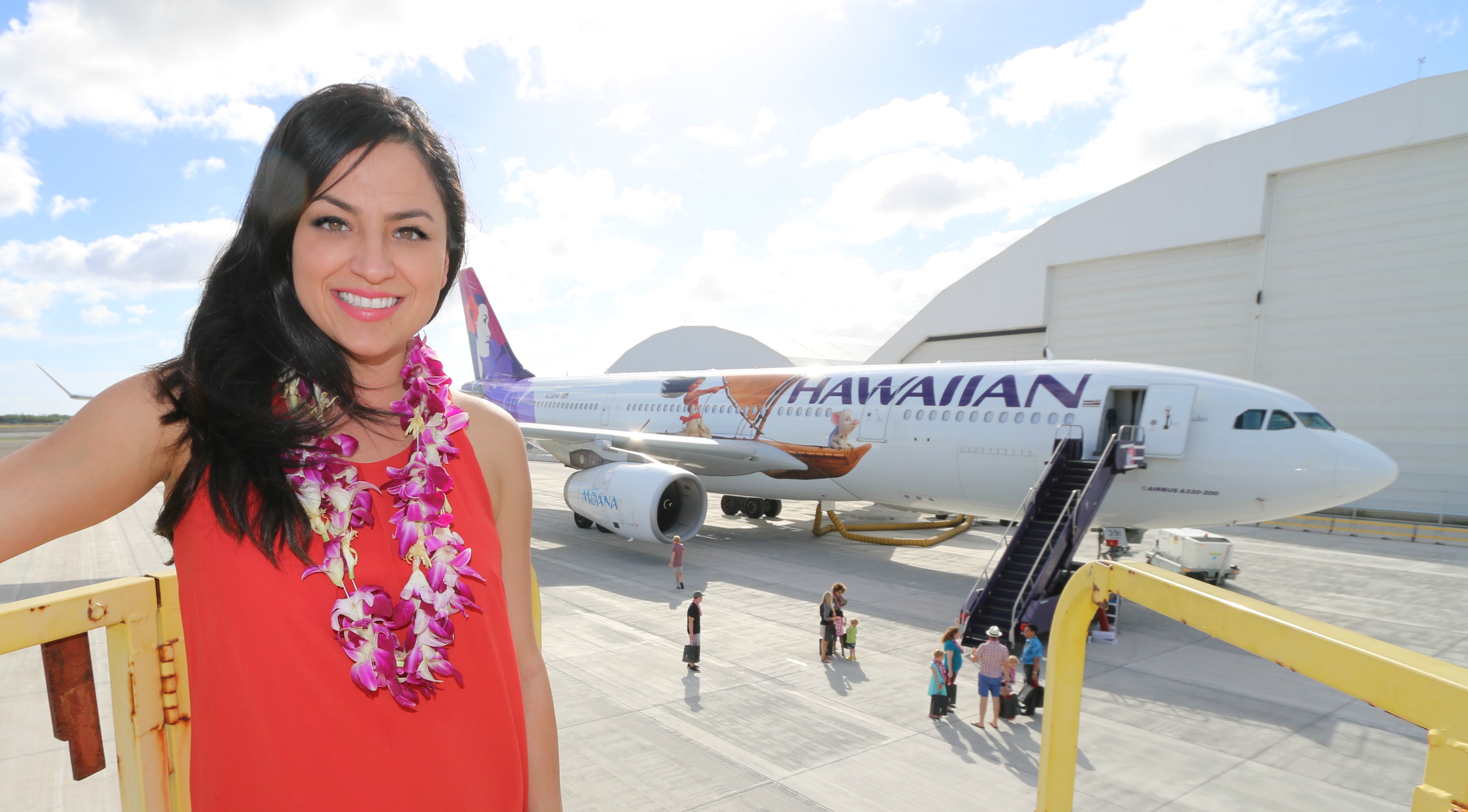 stephanie-be-with-the-hawaiian-airlines-moana-plane-travel-break-net