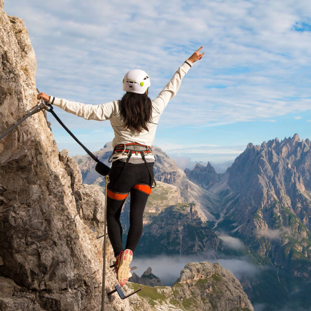 Девушка в горах. Экстремальный туризм. Девушка на вершине горы. Dangerous travelling